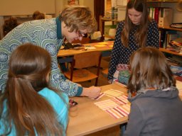 09 Frau Klingauf erklaert